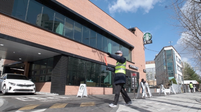 스타벅스는 지난 3월 보건복지부 및 한국 시니어클럽 협회와 상생업무협약을 통해 진행해왔던 어르신 일자리 창출 사업에 이어, 전국 150곳의 시니어 카페의 어르신 바리스타 경쟁력 강화를 위한 전문 교육장을 오픈 한다. /사진=스타벅스코리아.