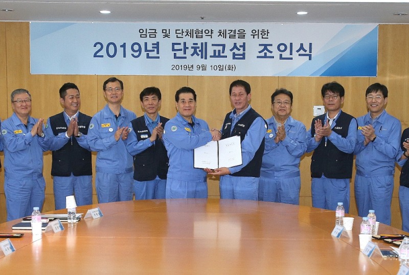 ●왼쪽부터 최인석 포항제철소 행정부소장, 이성재 광양지부장, 이주태 경영전략실장, 김경석 수석부위원장, 장인화 대표이사 사장, 김인철 포스코노동조합 위원장, 한성희 경영지원본부장, 박병엽 부위원장, 김순기 노무협력실장/사진=포스코