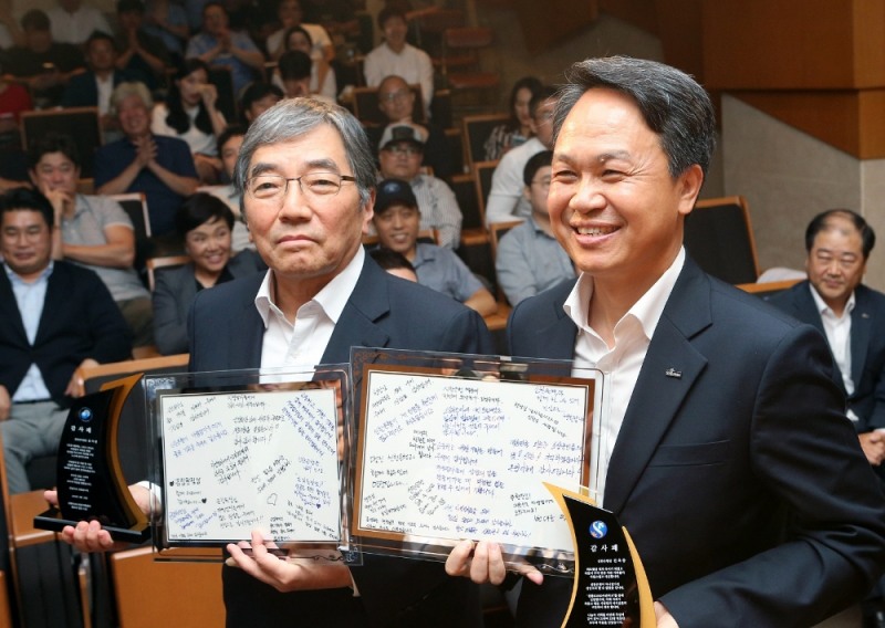 윤석헌 금융감독원장(왼쪽), 진옥동 신한은행장이 자영업자로부터 받은 감사패와 롤링페이퍼를 들고 기념촬영을 하고 있다./사진=신한은행