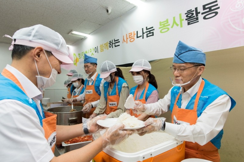 강승중 수출입은행 전무이사(사진 맨오른쪽)가 10일 임직원들과 함께 서울역 인근 무료급식소 '따스한 채움터'를 찾아 노숙인들을 대상으로 배식 봉사를 하고 있다. / 사진= 수출입은행