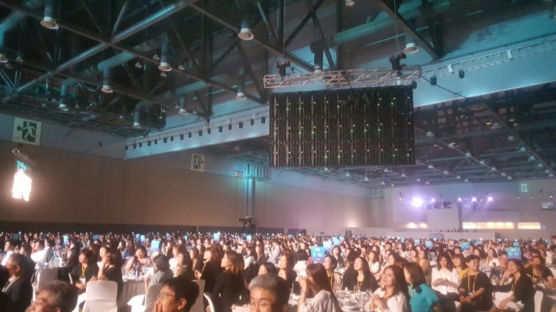 △10일 일산 킨텍스에서 열린 리치앤코 행사에 참석한 임직원들이 무대를 즐기고 있다. / 사진=장호성 기자