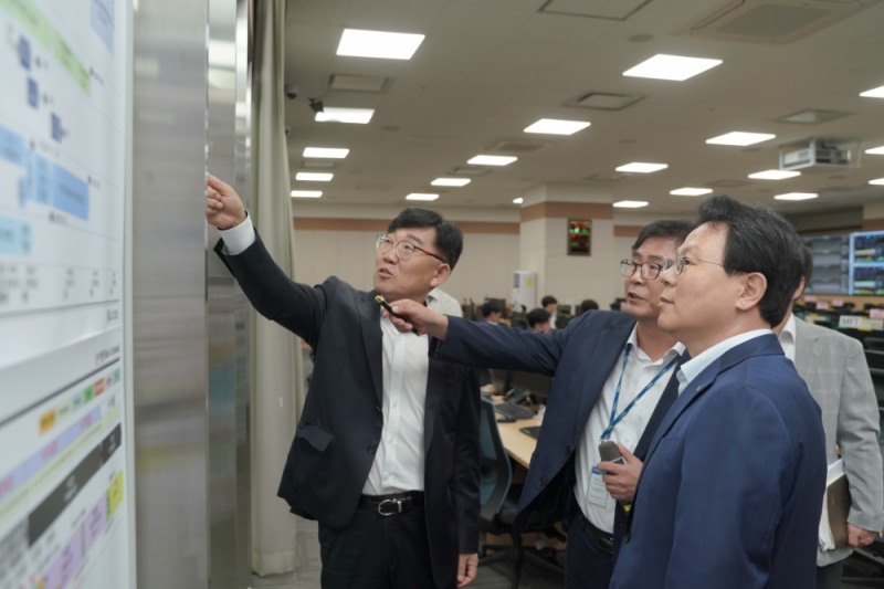 김광수 농협금융 회장(오른쪽 첫번째)이 NH통합IT센터에 방문하여 추석 연휴 기간 비상운영을 위한 전산시스템 점검 상황을 보고 받고 있다./사진=농협금융지주