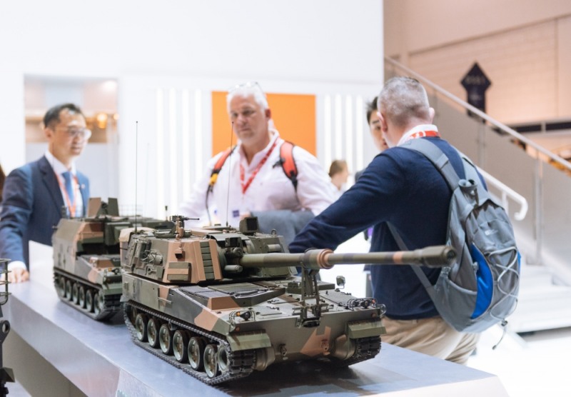 △한화 부스 속 노르웨이 수출형 K9 자주포의 모습/사진=한화