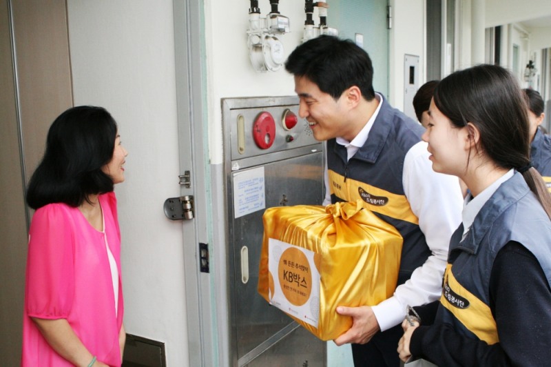 ▲KB증권은 추석을 앞두고 지난 10일 서울 양천구 다문화 가정에 방문해 식품 키트 ‘정(情) 든든 KB박스’ 300개를 전달했다./자료=KB증권