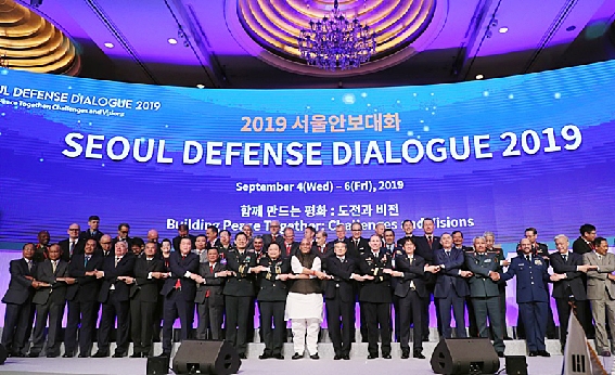 ▲ 2019 SSD 속 라즈 나트 싱 인도 국방장관(중앙 흰 옷) 등 국방 관계자들의 모습.