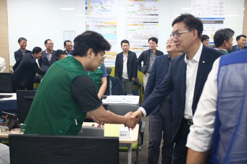 이대훈 NH농협은행장이 NH통합IT센터를 찾아 직원들을 격려하고 있다./사진=농협은행