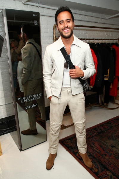 △유명 패션블로거 모티 앙카리(Moti Ankari)가 팝업 스토어를 방문해 LG 스타일러를 체험하고 있다/사진=LG전자