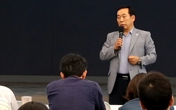 장희구 코오롱인더스트리 대표이사 사장이 지난 5일 마곡 원앤온리타워에서 임직원들에게 사내 벤처 프로그램 'K-벤처스'를 설명하며 참여를 독려하고 있다. (사진=코오롱인더)