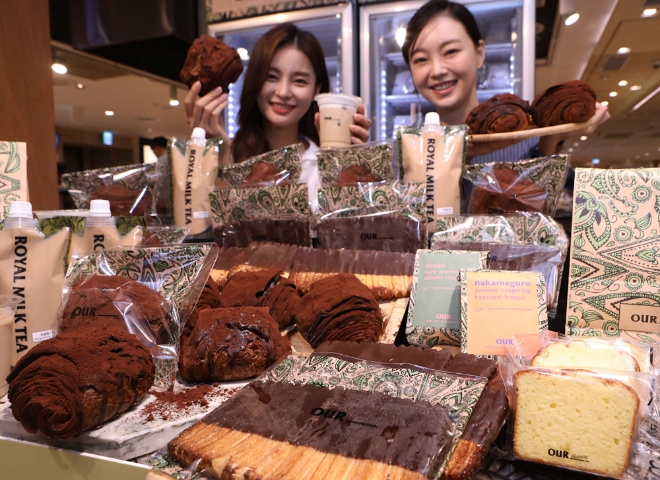 롯데백화점은 오는 26일까지 소공동 본점 지하1층 살림 마켓 행사장에서 인기 베이커리 브랜드 ‘아우어 베이커리’의 인기 상품을 냉동∙규격화해 판매하는 ‘아우어 베이커리 익스프레스’ 팝업스토어를 업계 최초로 진행한다. /사진=롯데쇼핑.