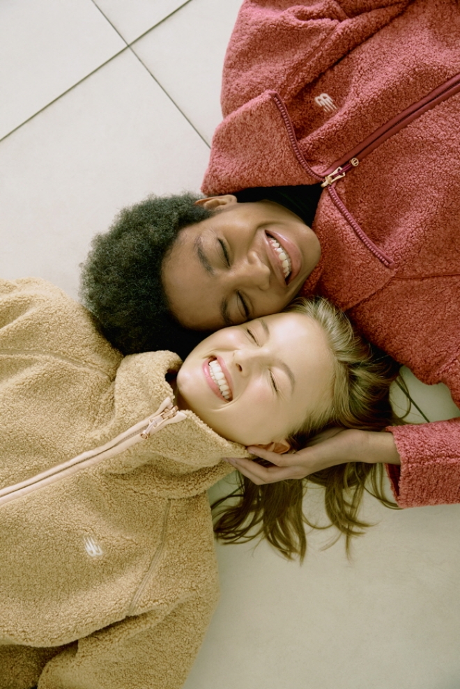 뉴발란스는 간절기부터 한겨울까지 부담 없이 입을수 있는 리버서블 디자인의 플리스 집업, ‘NBWOMEN PUFFY FLEECE’(우먼 퍼피 플리스)를 출시했다. /사진=뉴발란스.