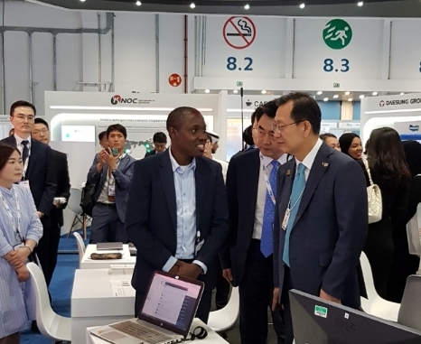 ▲ 김종갑 한전 사장이 아부다비국립전시장 내 한전 홍보관에서 국내 중소기업 관계자로부터 제품설명을 듣고 있다. /사진=한전