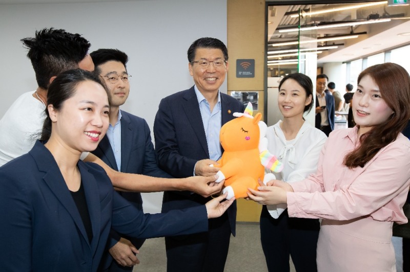 은성수 금융위원장은 18일 서울 강남구 디캠프에서 '핀테크 스케일업 현장간담회'를 열어 현장의견을 듣고 핀테크 스케일업 정책방향을 논의했다. 간담회 참여 기업 대표들로부터 기업가치가 10억달러 이상인 비상장 스타트업 기업을 의미하는 유니콘 인형을 선물받고 기념사진을 찍고 있다. / 사진= 금융위원회(2019.09.18)