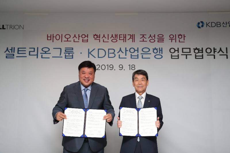 산업은행 이동걸 회장과 셀트리온그룹 서정진 회장은 18일 인천 송도 셀트리온 본사에서 '바이오산업 혁신생태계 조성을 위한 협약'을 체결했다. / 사진= 산업은행