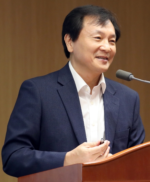 ▲신인석 한국은행 금융통화위원회 위원이 18일 서울 중구 한은 본관에서 열린 기자간담회에서 모두발언을 하고 있다./사진=한국은행