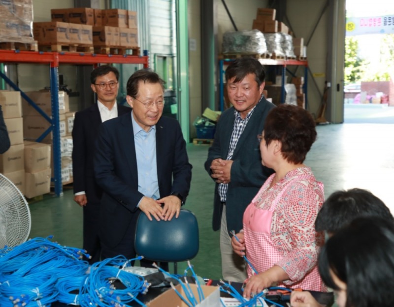 윤대희 신용보증기금 이사장(왼쪽에서 두번째)이 18일 경기도 시흥시 비알인포텍을 방문해 사회적경제기업 현장의 목소리를 직접 듣고 있다./사진=신용보증기금