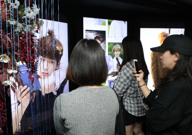 롯데백화점은 오는 30일까지 영플라자 명동점에 위치한 K-POP 복합 문화 공간 '팔레트'에서 남성 아이돌 그룹 '세븐틴'의 3번째 정규 앨범 발매를 기념해 다양한 굿즈를 판매하고 미공개 이미지를 소개하는 팝업스토어를 연다. /사진=롯데쇼핑.