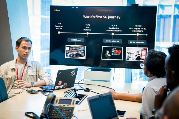 ▲ 지난 18일 서울 을지로 T타워에서 SKT 실무 매니저와 미네르바 스쿨 학생들이 프로젝트 시작을 앞두고 오리엔테이션을 하는 모습. /사진=SKT