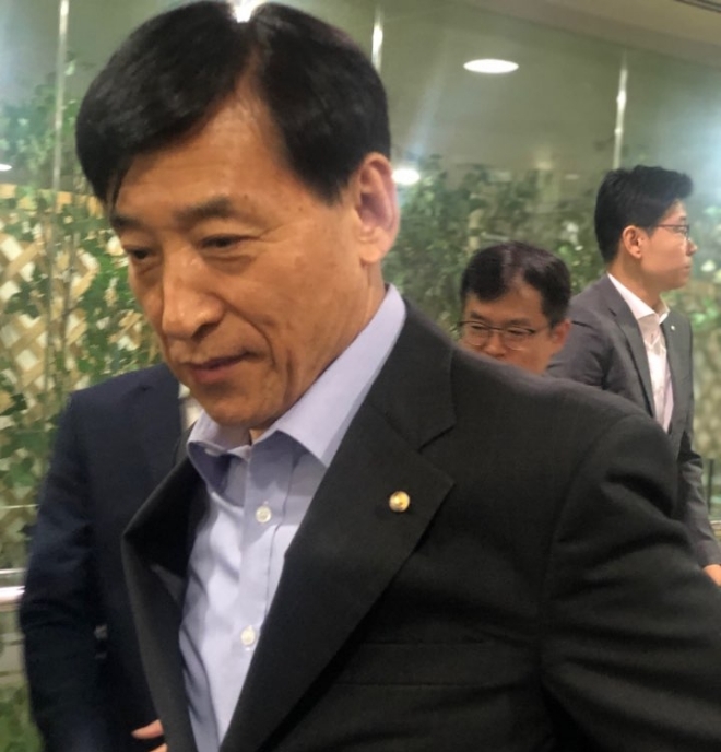 ▲이주열 한국은행 총재가 19일 오전 서울 중구 한국은행 본관으로 출근하고 있다./사진=한국금융신문