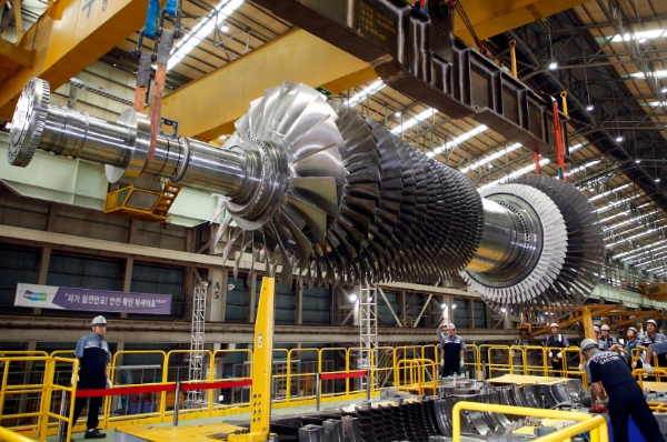 ▲ 두산중공업 직원들이 발전용 대형 가스터빈의 최종조립 작업을 진행하고 있다. /사진=두산중공업