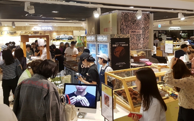 롯데백화점 본점은 오는 26일까지 세계 유명 리빙, 푸드, 패션 아이템을 한자리에 모아 놓은 ‘살림 마켓’ 행사를 진행한다. /사진=롯데쇼핑.