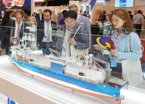 △ ‘가스텍’ 행사에 참여한 선주들이 현대중공업 부스에 전시된 LNG벙커링선 모형을 살펴보고 있다. /사진=현대중공업