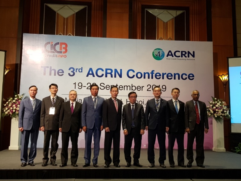 아시아 신용정보 협의기구(ACRN) 초대 회장직을 수행 중인 신현준 신용정보원장(오른쪽에서 세 번째)은 18~19일 베트남 하노이에서 열린 제3차 ACRN 연례 콘퍼런스에 참석해서 베트남 CIC(중앙은행 신용정보센터)와 공동으로 행사를 주관했다. 