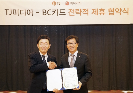 비씨카드가 지난 17일 오후 서울 강서구 등촌동 TJ미디어 본사에서 카드업계 최초로 국내 노래방 업계 1위 TJ미디어와 손잡고 ‘코인노래방’에 QR결제 서비스를 도입하기 위한 제휴 협약을 맺었다. 사진은 오른쪽부터 김진철 비씨카드 마케팅부문장(전무)와 황규연 TJ미디어 전무가 양사 제휴 협약식을 체결하는 모습. / 사진 = 비씨카드