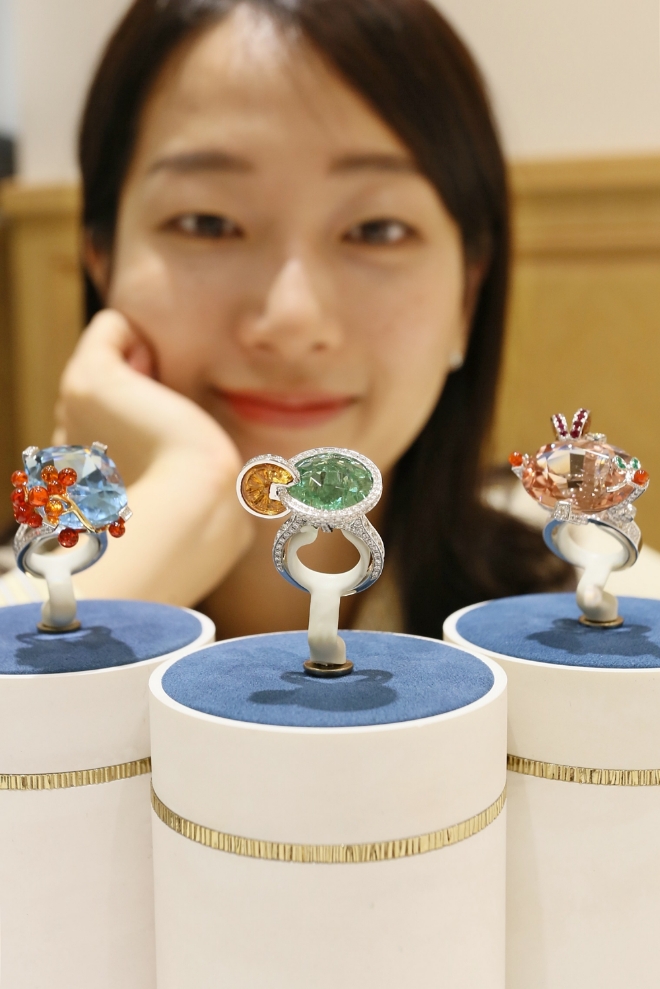 갤러리아명품관은 오는 30일까지 스위스 명품 주얼리 및 시계 브랜드 피아제(PIAGET)의 ‘라임라이트 칵테일 파티 링’ 하이주얼리 전시를 진행한다. /사진=한화갤러리아.