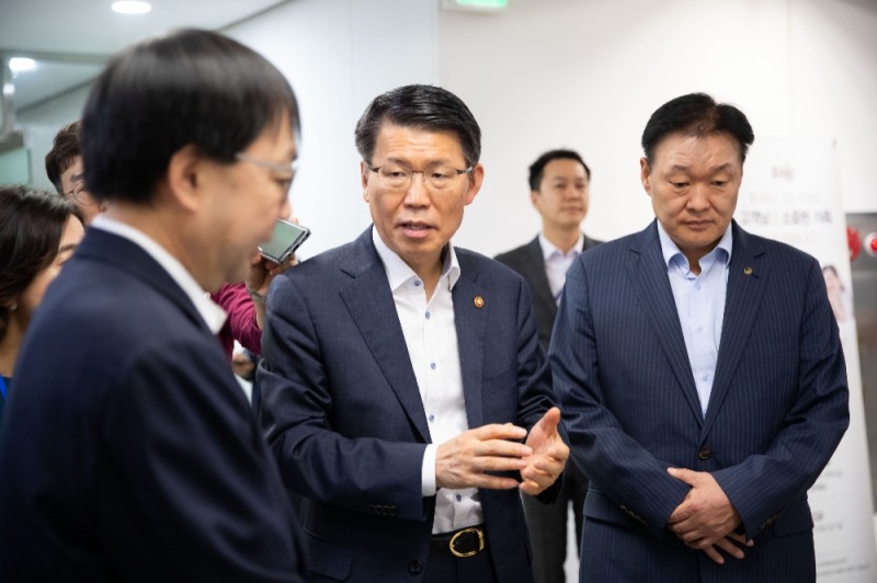 은성수 금융위원장(가운데)은 20일 서울 중구 중앙서민금융통합지원센터를 방문해 실무자와 간담회를 진행했다. 은성수 금융위원장이 상담부스 운영현황을 들으며 발언을 하고 있다. / 사진= 금융위원회(2019.09.20)
