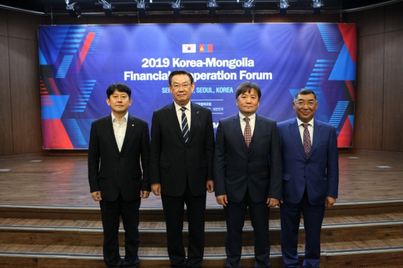 은행연합회는 몽골은행협회와 20일 서울 명동 은행회관에서 ‘한‧몽골 금융협력 포럼’을 개최했다. (왼쪽부터) 유광열 금융감독원 수석부원장, 김태영 은행연합회장, 몽골중앙은행 략스룽(Lkhagvasuren Byadran) 부총재, 몽골은행협회 미뜨레(Medree Balbar) 회장이 기념촬영을 하고 있다. / 사진= 은행연합회