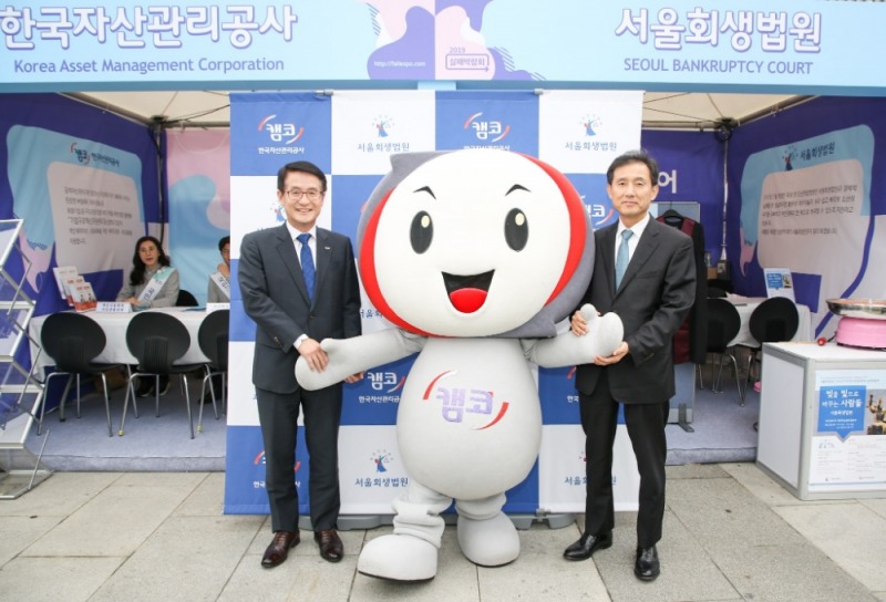 20일부터 22일까지 3일간 서울 광화문 광장에서 개최되는 ‘2019 실패박람회’에서 문창용 캠코 사장(왼쪽)과 서경환 서울회생법원 수석부장판사(오른쪽)가 캠코와 서울회생법원이 공동으로 운영하는 현장상담 부스에서 기념촬영을 하고 있다./사진=캠코