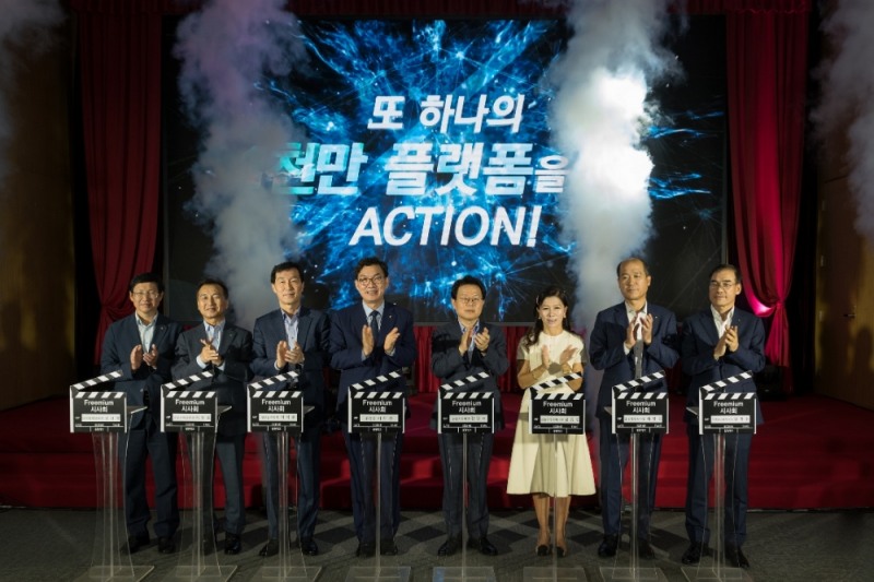 20일 서울시 중구에 위치한 농협은행 본점에서 김광수 농협금융지주회장과 이대훈 농협은행장이 행사를 마치고 임직원들과 함께 기념사진을 촬영하고 있다./사진=농협은행