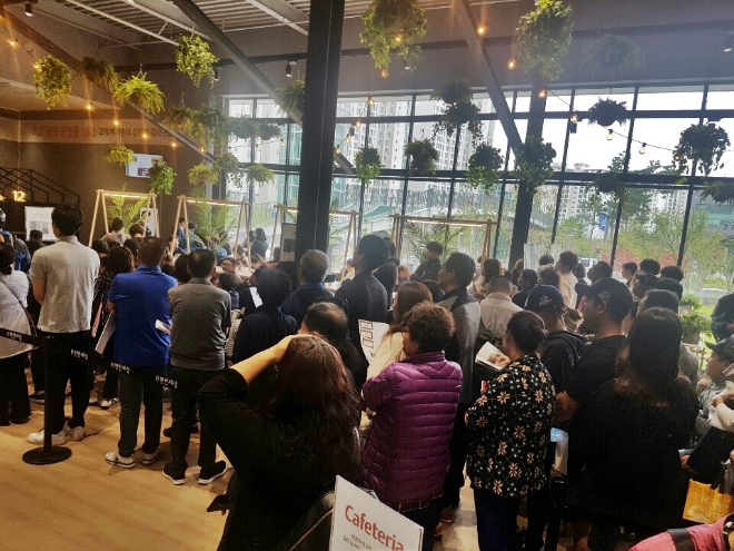 대림산업 e편한세상 김포 로얄하임 견본주택에 몰려든 사람들의 모습. /사진=대림산업