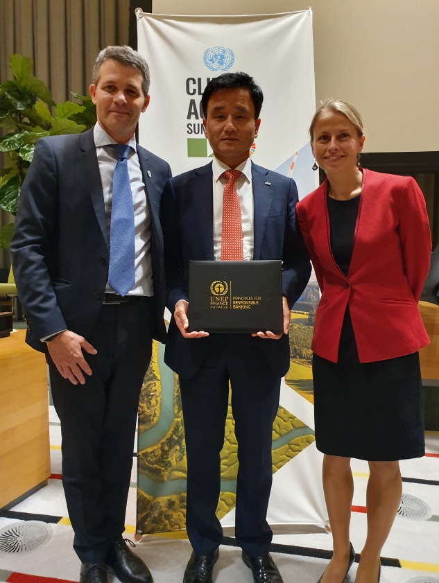 신한금융그룹은 22일 뉴욕 유엔본부에서 열린 ‘UN 책임은행원칙 (United Nations Principles for Responsible Banking, UN PRB) 출범식’에서 전 세계 금융 산업을 위한 ‘책임은행원칙’ 이행을 공식적으로 선언했다. 이날 행사에서 신한금융그룹 박우혁 부사장(사진 가운데)과 유엔환경계획 금융부문 대표 에릭 어셔(사진 왼쪽), 유엔환경계획 금융부문 뱅킹 팀장 시몬 데틀링(사진 오른쪽)이 기념 촬영을 하고 있다. / 사진= 신한금융지주