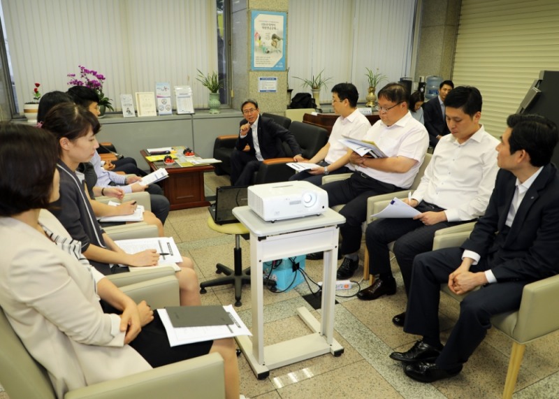 Sh수협은행 이동빈 행장(오른쪽 다섯번째)이 9월 초 대전지점을 찾아 Sh TEAM 미팅을 함께 하고 “지역별 업종별 고객 유치 전략과 점주권 특색에 맞는 목표 설정,구체적 마케팅 계획을 수립해 고객기반 확대에 더욱 노력해 달라”고 당부했다./사진=수협은행