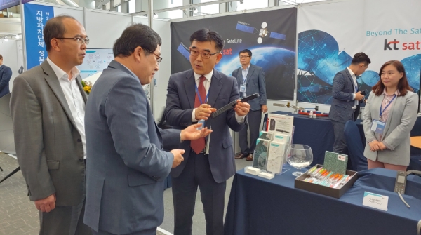 △ 주낙영 경주시장(왼쪽 두 번째)이 KT SAT 직원에게 위성휴대전화의 기능에 대해 설명 듣고 있다. /사진=KT