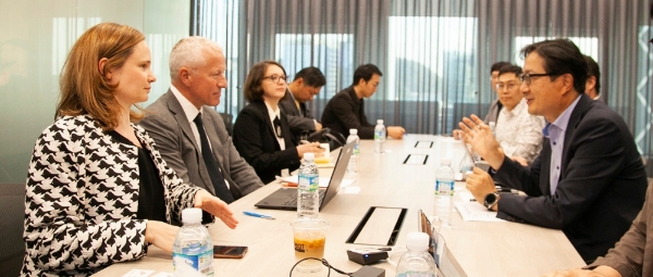 박종관 SKT 5GX Labs장(오른쪽)이 벵트 묄러뢰드 OECD WP-CISP의장(왼쪽 두 번째)과 네트워크 고도화 등 OECD 미래 ICT 정책에 대해 논의하고 있다. /사진=SKT