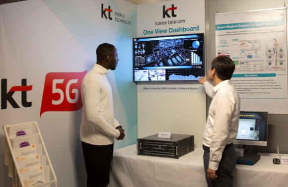 △ KT 직원들이 관람객들에게 솔루션을 소개하고 있다. /사진=KT