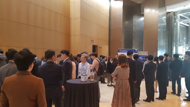 24일 오후 2시 서울 강남구 역삼동 포스코타워에서 열리는 2019 한국금융투자포럼에 참석하기 위해 많은 인파가 몰렸다.