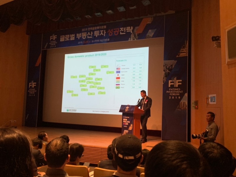 24일 역삼 포스코타워 3층에서 열린 '2019 한국금융투자포럼 : 글로벌 부동산 투자 성공전략'에서 매트 브루머 BNP파리바 부동산투자 디렉터는 '왜 유럽 부동산에 투자해야 하는가?' 강연을 하고 있다./사진=전하경 기자