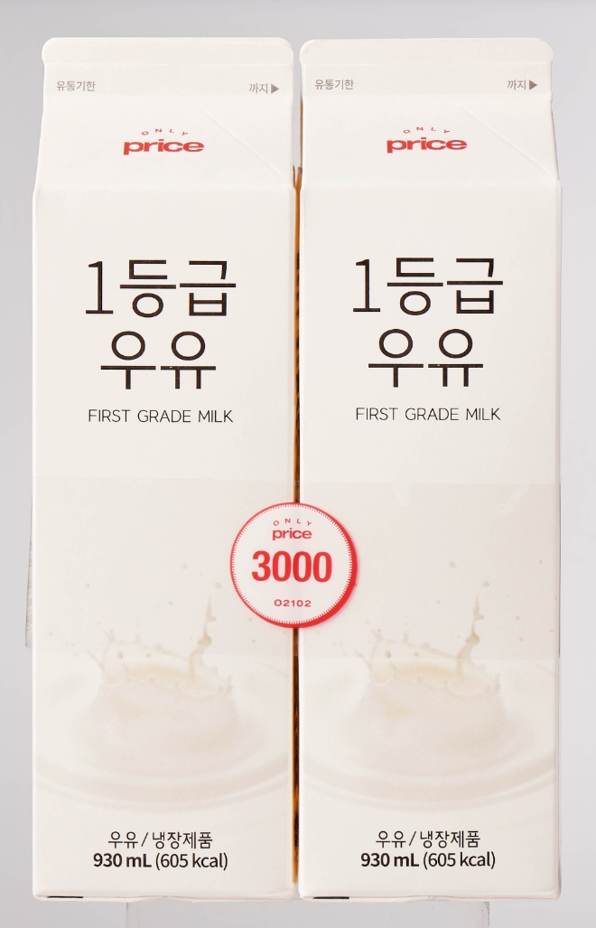 다음 달 1일까지 900ml X 2를 최소 2700원에 판매하는 온리프라이스 우유. /사진=롯데쇼핑.