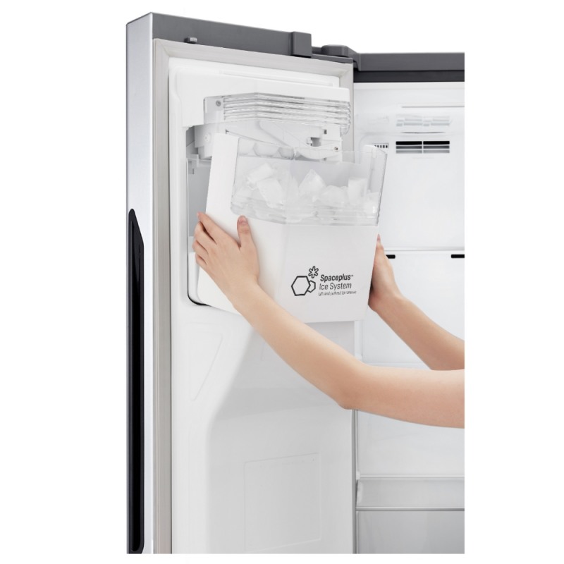 LG전자 양문형 냉장고의 도어 제빙 기술의 시연 모습/사진=LG전자 