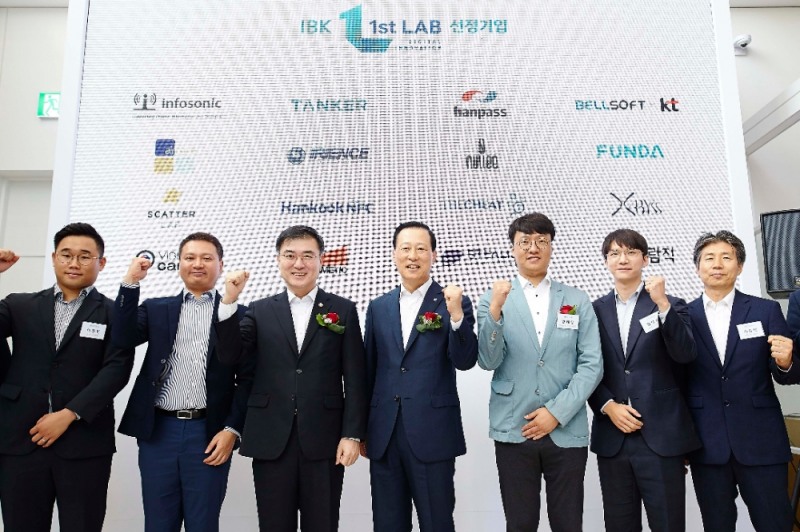 25일 을지로 IBK파이낸스타워에서 열린 ‘IBK 1st Lab(퍼스트 랩)’ 출범식에서 김도진 IBK기업은행장(가운데), 손병두 금융위원회 부위원장(왼쪽 세 번째), 양태영 한국핀테크산업협회 부회장(오른쪽 세 번째), ‘IBK 1st Lab(퍼스트 랩)’ 선정 기업 관계자들이 기념 촬영을 하고 있다. / 사진= IBK기업은행