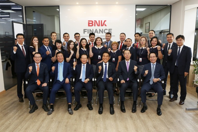 (앞줄 오른쪽에서 세번째부터) 김지완 BNK금융그룹 회장, 차용규 BNK금융지주 이사회 의장이 BNK캐피탈 카자흐스탄 법인을 방문해 직원들과 소통의 시간을 가진 후 기념촬영을 하고 있다./사진=BNK금융지주