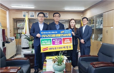 △ ‘(무)리치팜생활안심보험’ 강원 조합장 1호 가입 내면농협 이성호 조합장(중앙회 이사조합장. 왼 쪽 두번째)이 가입 후 기념촬영을 했다.
