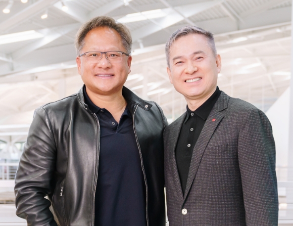 △ 엔디비아 사옥에서 젠슨 황 엔비디아 CEO(왼쪽)와 하현회 LG유플러스 부회장(오른쪽). /사진=LG유플러스