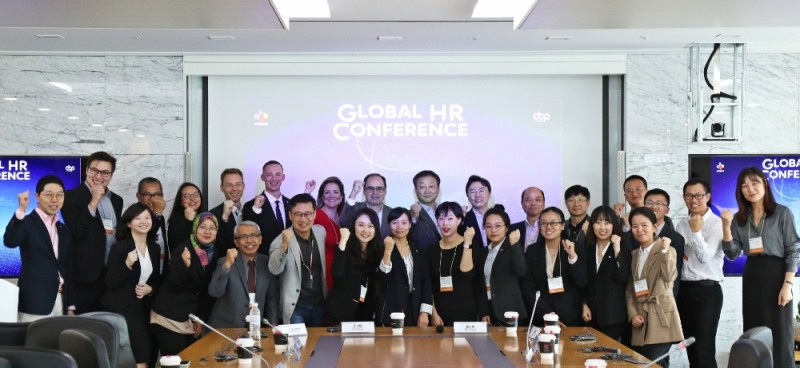 'CJ제일제당 Global HR Conference'에 참석한 세계 각 국의 인사 담당자들이 신현재 대표(윗줄 오른쪽에서 여덟번째)와 함께 화이팅을 외치고 있다. /사진제공=CJ제일제당