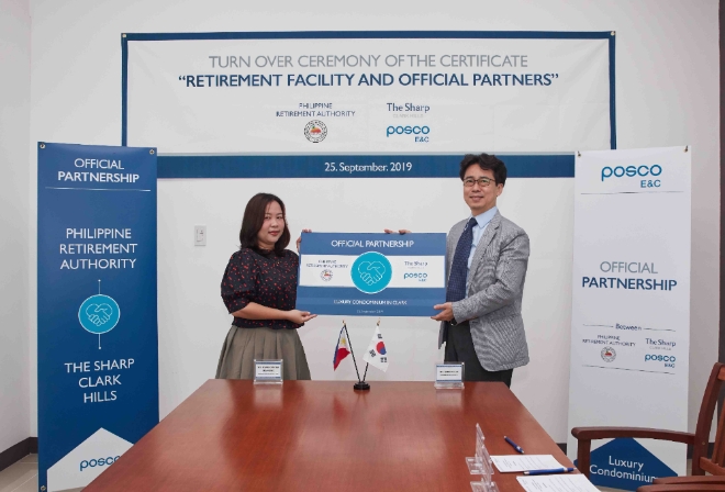 왼쪽부터 Mara Kristine Dela Cruz 필리핀 은퇴청 부국장, 이상호 포스코건설 법인장. 사진=포스코건설