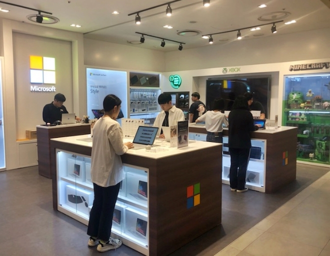 롯데백화점 청량리점은 오늘(1일) 백화점 최초로 ‘마이크로소프트(Microsoft)’의 첫 번째 프리미엄 매장을 정식 오픈한다. /사진=롯데쇼핑.