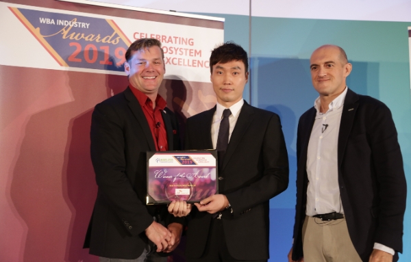 △ 오영석 SK텔레콤 매니저(가운데)와 데렉 피터슨 WBA 의장(왼쪽), 티아고 로드리게스WBA CEO(오른쪽). /사진=SK텔레콤